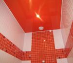 Какой потолок лучше сделать в ванной - советы по выбору варианта отделки Из чего сделать потолок в ванне